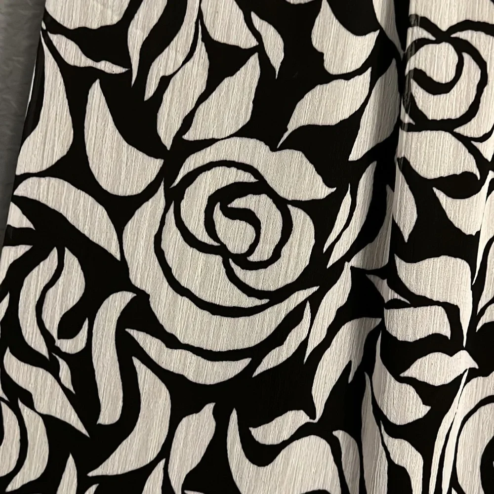 Black and white rose patterned sheath dress. - Picture 4 of 6
